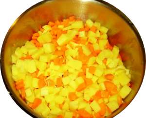 Schälen Sie Möhren und Kartoffel und schneiden Sie diese in gleich große Stücke